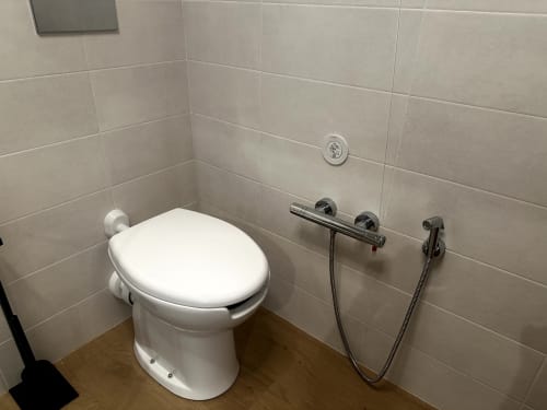 Bagno accessibile con toilette e bidet moderni nella suite dell'hotel Lago Suites a Como, Italia