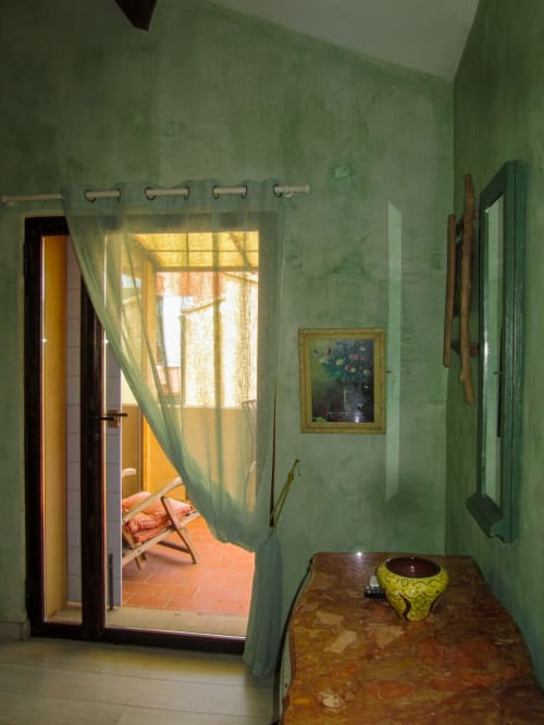 Camera con pareti verdi al Clos BB di Saint-Cyr sur Mer con accesso alla terrazza, tende gialle e arredamento rustico