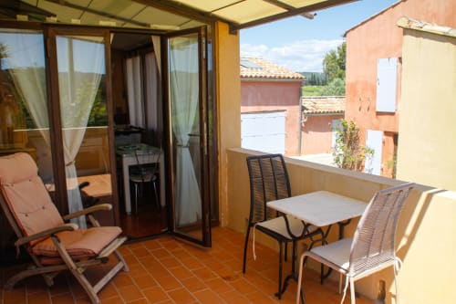 Terrazza del Clos Bb a Saint-Cyr-sur-Mer con lettini, tavolo da pranzo e vista sul Mediterraneo
