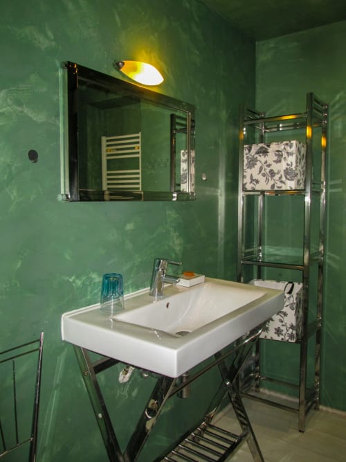 Moderno bagno al Clos B&B con pareti verde vivace, lavabo bianco, rubinetteria nera e scaldasalviette a Saint-Cyr
