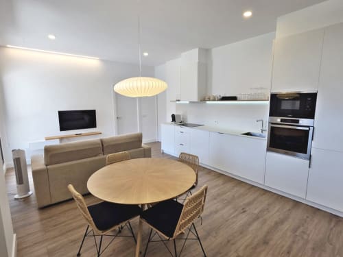 Apartamento moderno de planta abierta en BR Silgar Sanxenxo con cocina, zona de comedor y sala de estar