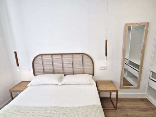 Dormitorio moderno en BR SILGAR Sanxenxo con cama de ratán, ropa blanca, mesitas de madera y espejo de cuerpo entero