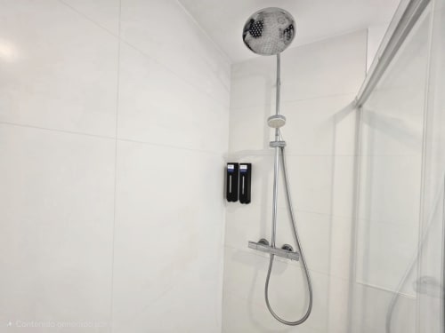 Moderno cuarto de baño del apartamento BR SILGAR en Sanxenxo con ducha tipo lluvia y accesorios cromados