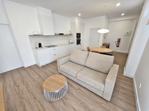 Apartamento BR SILGAR en Sanxenxo con cocina moderna, sofá beige y mesa de comedor de madera