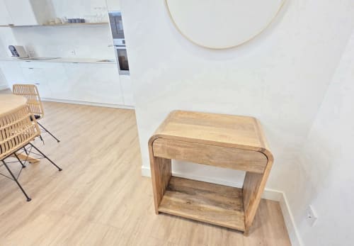 Cocina y comedor moderno en apartamento Sanxenxo Silgar con muebles de madera y mueblería blanca