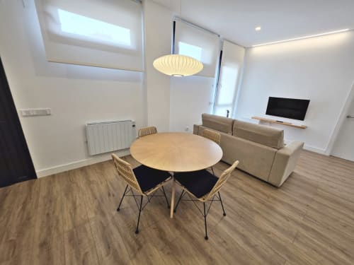 Apartamento moderno en BR SILGAR Sanxenxo con comedor, sala de estar, televisión e iluminación natural