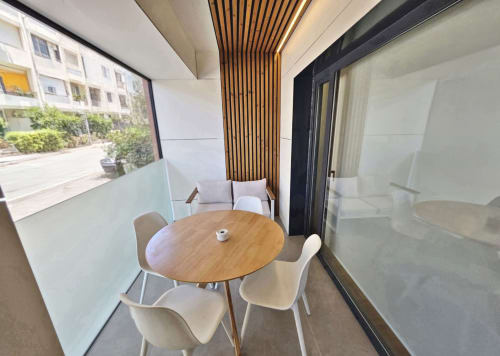 Sala de reuniones del BR Silgar Club en Sanxenxo con mesa de madera redonda, sillas blancas y equipamientos modernos