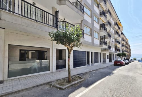 Fachada del hotel BR Silgar en Sanxenxo con locales comerciales en planta baja y apartamentos residenciales en los pisos superiores