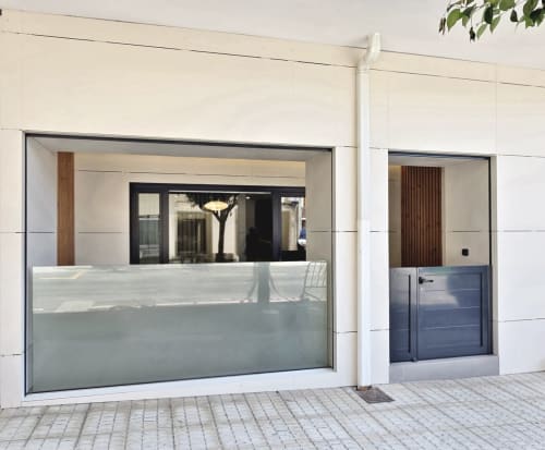 Entrada del hotel BR Silgar en Sanxenxo con fachada moderna de cristal y detalles de madera