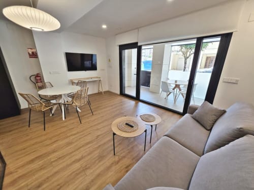 Salón BR Silgar Club 1 en Sanxenxo con asientos, TV y acceso a terraza