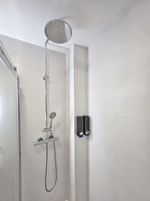 Ducha de lluvia moderna y alcachofa de mano en baño del Club BR Silgar, Sanxenxo