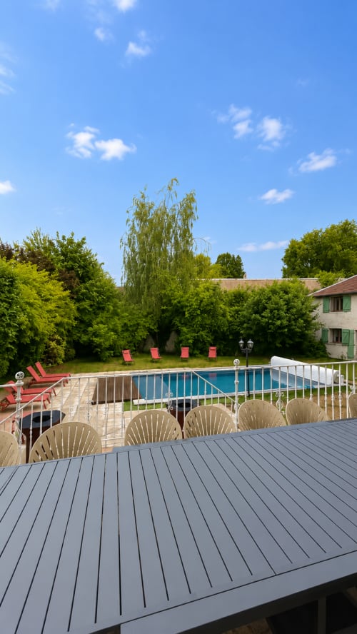Terrasse extérieure de la Maison Agami avec piscine, transats et jardins paysagés à Rosières aux salins