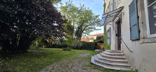 Cottage Maison Agami avec jardin, escaliers de patio et auvent d'entrée en métal à Rosières aux salines