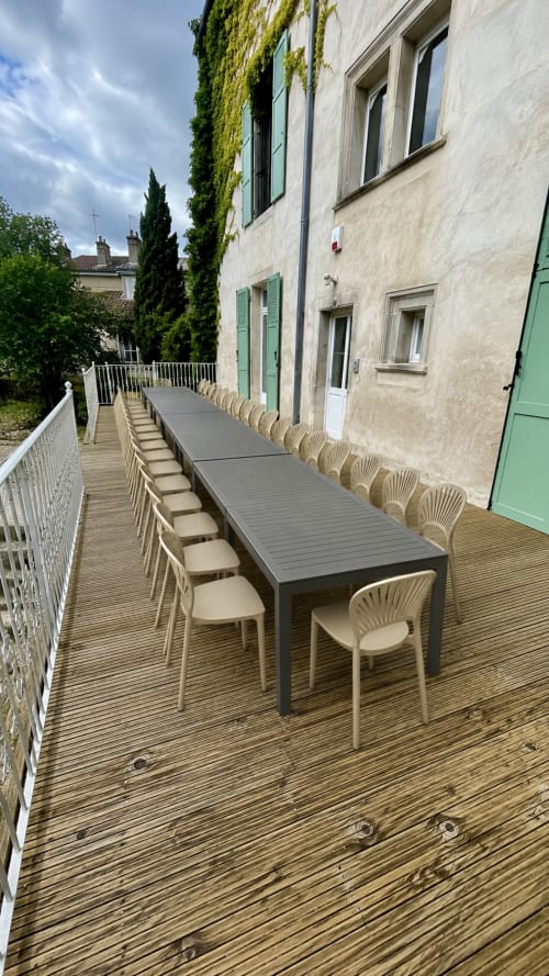 Bâtiment recouvert de lierre avec terrasse en bois à la Maison Agami, Rosières aux salines