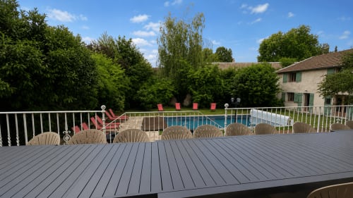 Terrasse Maison Agami avec transats vue sur piscine chauffée et jardins verdoyants à Rosières aux salines