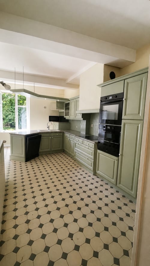 Cuisine moderne à la Grande Maison de Maître du Maison Agami, Rosières aux salines, avec armoires vert sauge et noir