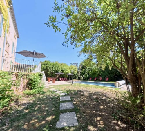 Piscine chauffée extérieure et jardin du gîte Maison Agami à Rosières aux salines, France