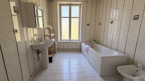 Salle de bain lumineuse à la Grande Maison de Maître, Maison Agami, Rosières aux salines, avec baignoire et lavabo sur colonne