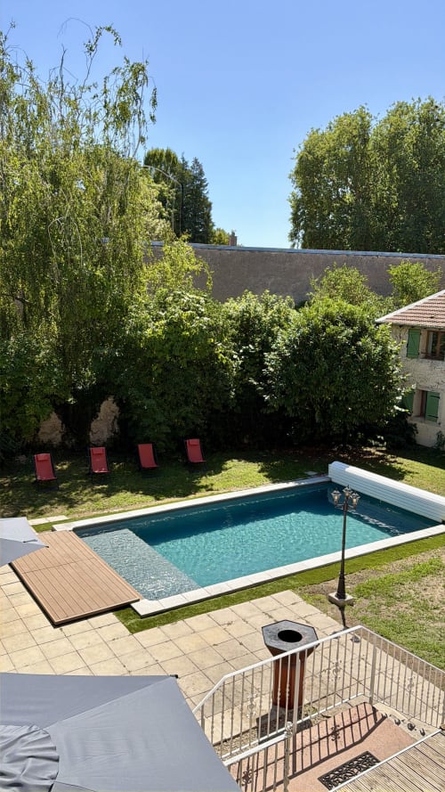 Piscine chauffée en plein air de la maison d'hôtes Maison Agami à Rosières aux Salines avec transats et jardins luxuriants