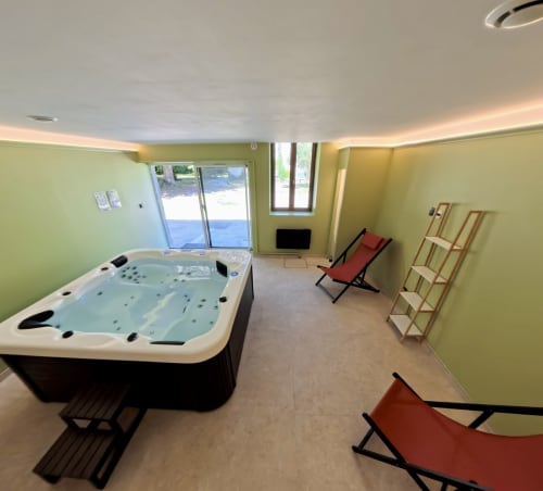 Spa Maison Léon avec jacuzzi, transats et éclairage ambiant à la Maison Agami, Rosières aux salines