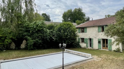 Maison Léon à Maison Agami à Rosières aux Salines : terrasse avec piscine, maison en pierre aux volets verts et jardins luxuriants