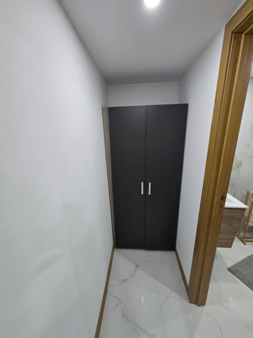 Nicho de guarda-roupa moderno no quarto do Alojamento Boeing AL, Moreira da Maia