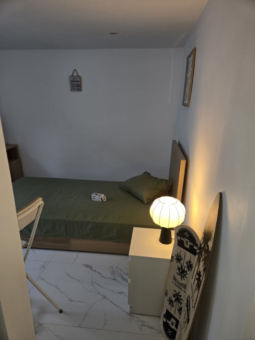 Quarto aconchegante do Alojamento boeing AL em Moreirada Maia com cama verde, luminária moderna e piso de mármore