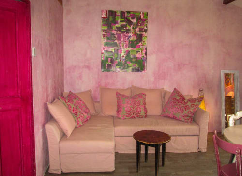 Pink living room at Clos Bb in Saint-Cyr sur Mer with beige sectional sofa and fuchsia accents