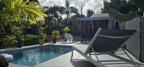 Tropischer Pool und Loungebereich des Habitation Villa Les Cassias B&B in Petit-Bourg, Guadeloupe
