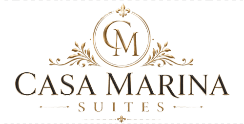 Logotipo de Casa Marina Suites con elegante monograma dorado y ornamentaciones suntuosas, boutique hotel en España