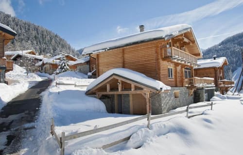 Villa alpine en bois aux Chalets d'Aline, Mont Soleil enneigé avec vue sur les montagnes et ciel bleu dégagé