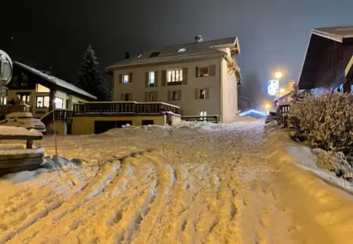 Village montagnard enneigé aux Chalets d'Aline, La Plagne, illuminé la nuit avec neige Alpine fraîche