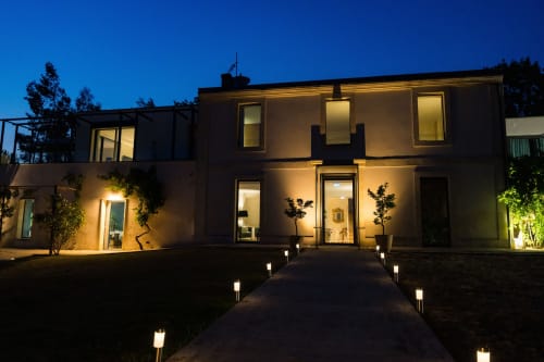 Façade moderne d'hôtel au crépuscule, Domaine de la Peyrine, Carignan de Bordeaux, illuminée d'une lumière chaleureuse