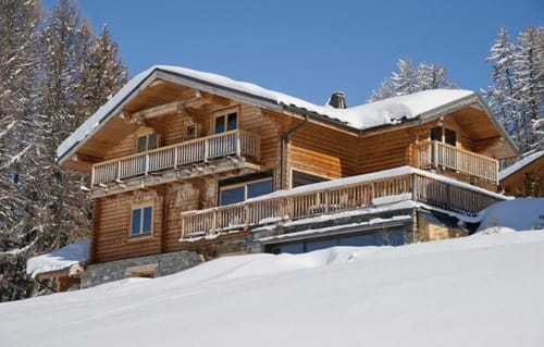 Luxueux chalet Les Chalets d'Aline à La Plagne Tarentaise, toit enneigé et balcons entourés de paysage alpin