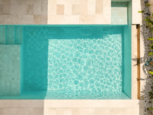 Villa de lujo con piscina de agua turquesa y terraza de terracota en Oasis Dune Villas, Lombok