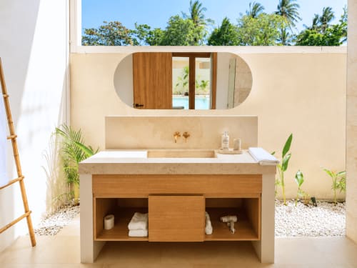 Cuarto de baño moderno con mueble de lavabo de madera y espejo en Oasis Dune Villas, Lombok, con vistas al jardín tropical y piscina