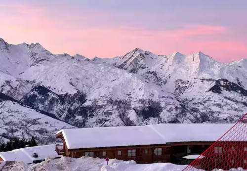 Chalets enneigés avec pics alpins au coucher de soleil, Les Chalets d'Aline, La Plagne Tarentaise