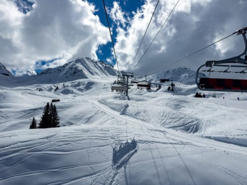 Remontée mécanique et pentes enneigées à La Plagne Tarentaise, Alpes françaises près des Chalets d'Aline