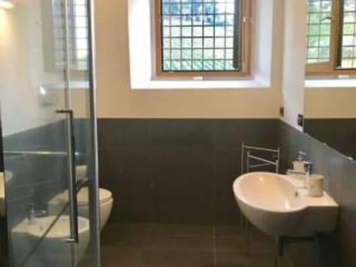 Bagno moderno con wc, bidet e lavabo nella camera Rosa dell'Appartamento Franciacorta B&B, Cazzago San Martino