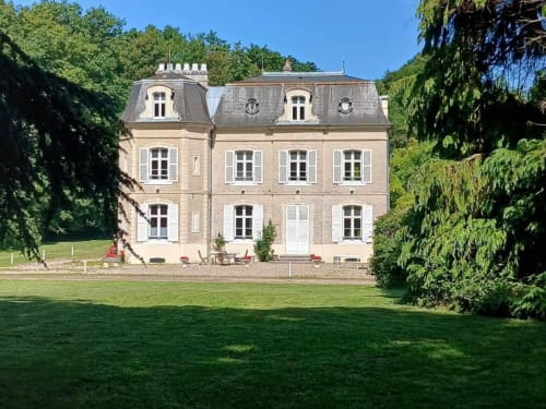 Élégante villa-château 5 chambres à Mons-Boubert avec jardins paysagés, toiture mansardée et pelouse verte, idéale pour la location de vacances