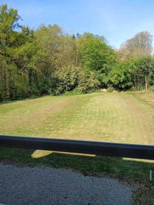 Vaste pelouse entretenue avec allées d'arbres au château de Mons Boubert, Mons-Boubert, France
