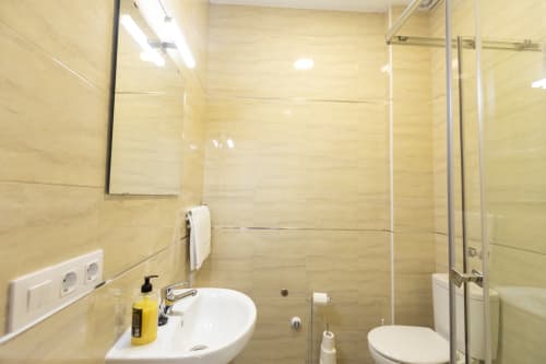 Baño moderno en Hostal Atalaya en Minas de Ríotinto con cabina de ducha, lavamanos y WC