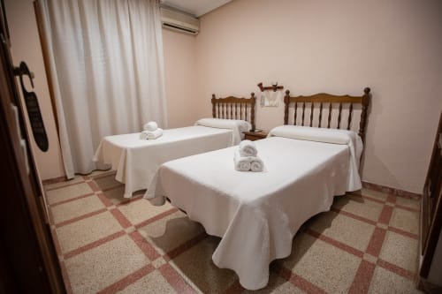Habitación doble con dos camas individuales en el hotel San Poul de Consuegra, España