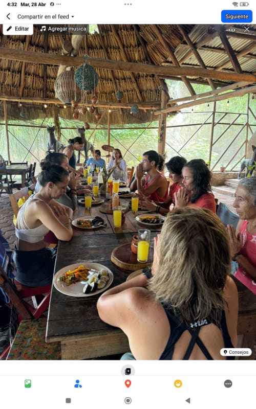 Comida compartida en el hostal Cayuco Maya de Bacalar, almuerzo comunitario bajo techo de palapa con jugo fresco y gastronomía local
