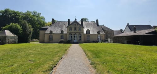 Manoir de Saint-Ouen, une charmante demeure française à Sideville avec pelouses soignées et allée de pierre