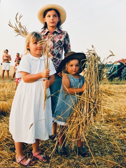 Trois enfants tenant du blé dans un champ de moisson près des gîtes de Cormenin, Saint-Hilaire-sur-Puiseaux