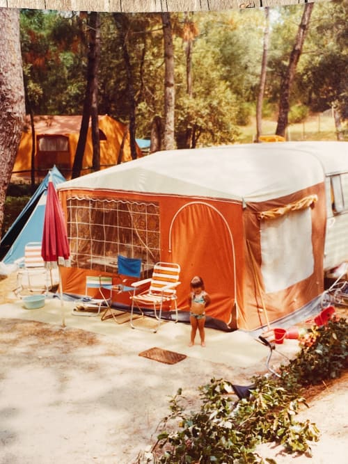 Tente de glamping en toile orange avec zone de détente aux Gîtes de Cormenin, forêt en arrière-plan