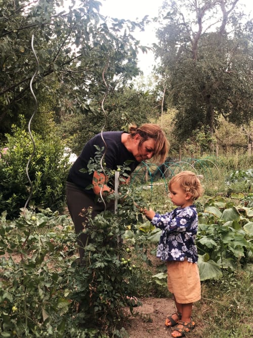 Un adulte et un enfant jardinent ensemble aux gîtes de Cormenin à Saint-Hilaire-sur-Puiseaux