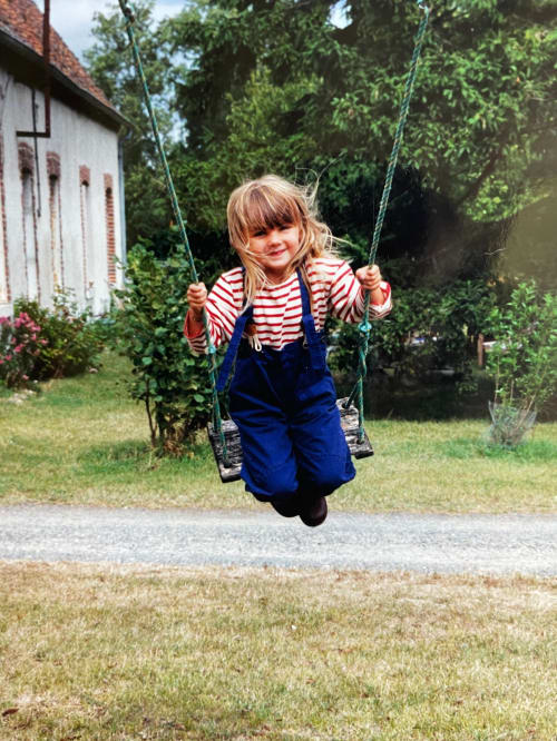 Jeune enfant qui se balance dans le jardin des gîtes de Cormenin, Saint-Hilaire-sur-Puiseaux