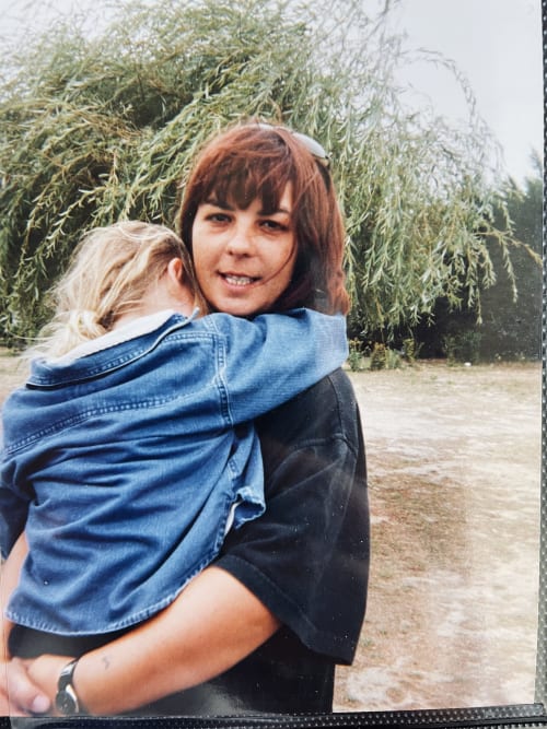 Femme tenant un enfant en extérieur aux gîtes de Cormenin, un gîte rural à Saint-Hilaire-sur-Puiseaux, France